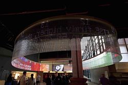 倫敦博物館這面LED顯示墻采用了透明?？寺」埽瑑妊b有線性LED單元，保護顯示墻免受外界的影響