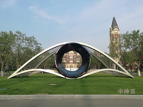 《夢之瞳》 高6m 寬20m 不銹鋼 設計：馮霄 習曉瑾 2015年 位于大廠影視創意產業園