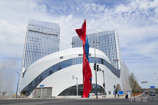 《力拔頭籌》 高30.97m 不銹鋼烤漆 設(shè)計(jì)：王開方 2017年 位于烏魯木齊絲綢之路經(jīng)濟(jì)帶旅游集散中心